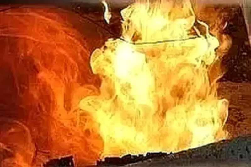 সাতক্ষীরার তালায় বিএনপি কার্যালয়ে আগুন: পেট্রল ঢেলে দুর্বৃত্তদের হামলা