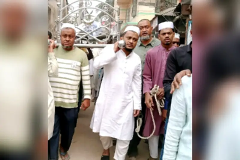 হাতকড়া পরা যুবলীগ নেতা প্যারোলে মুক্তি পেয়ে বাবার জানাজায় অংশ নিলেন