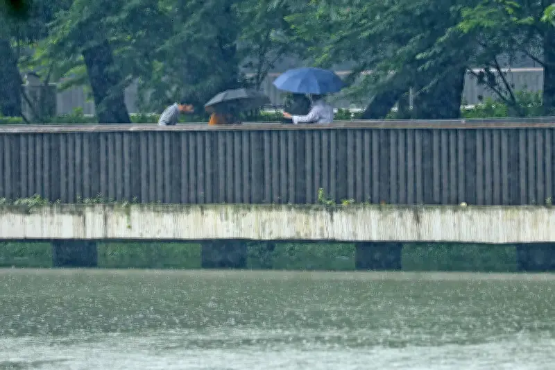 ১১৪ দিন পর রাজধানীতে বৃষ্টি, বায়ুদূষণ কিছুটা কমলেও ঢাকা শীর্ষে