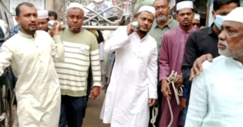 ফেনীতে যুবলীগ নেতার প্যারোলে মুক্তি, হাতকড়া পরেই বাবার জানাজায় অংশগ্রহণ