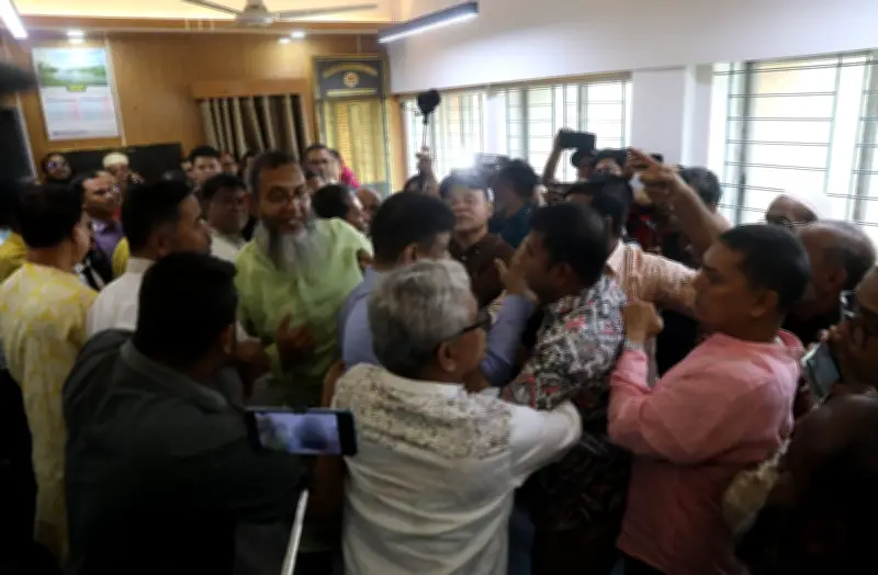 বগুড়া-৬ উপনির্বাচনে বিএনপির মনোনয়ন দাখিলকালে নেতাদের মধ্যে হাতাহাতি ও বাগ্বিতণ্ডা