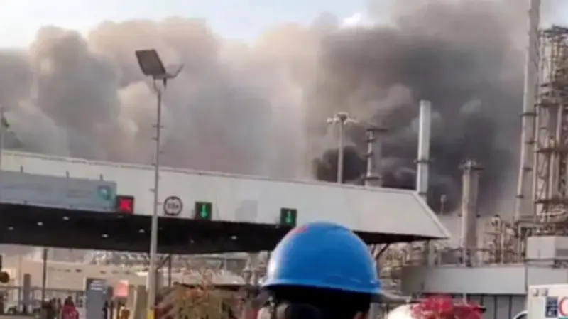 মধ্যপ্রাচ্যে উত্তেজনা: ইরানের হামলায় তেল শোধনাগারে কালো ধোঁয়া, যুক্তরাষ্ট্র-ইসরায়েলের পাল্টা আক্রমণ