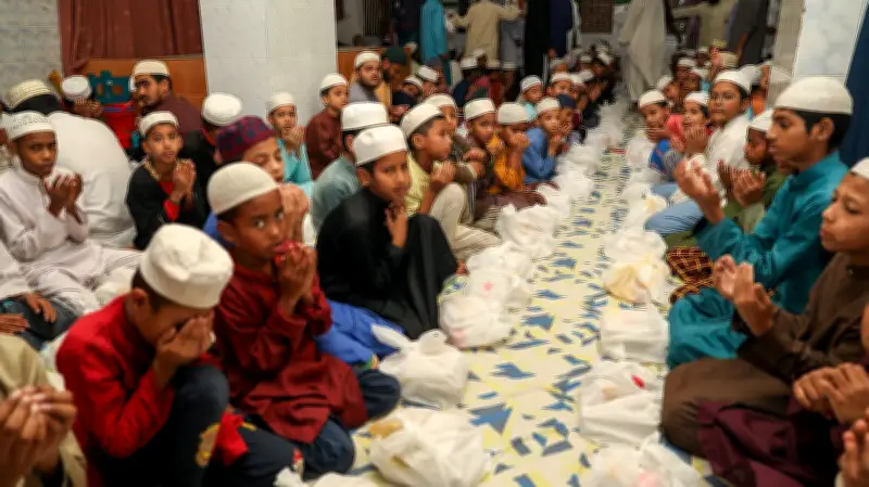 প্রথম আলোর উদ্যোগে তেজগাঁওয়ে দুটি মাদ্রাসার সাড়ে ৮০০ শিক্ষার্থীর জন্য ইফতার ও রাতের খাবারের আয়োজন