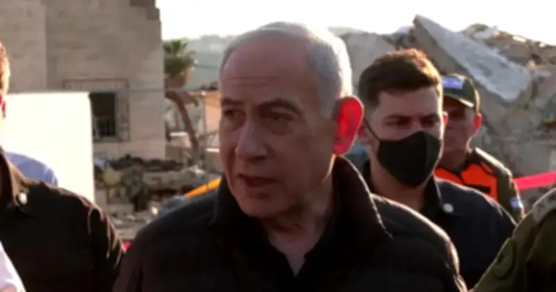 ইরানের ক্ষেপণাস্ত্র হামলার পর ক্ষতিগ্রস্ত এলাকা পরিদর্শন করলেন ইসরায়েলি প্রধানমন্ত্রী নেতানিয়াহু