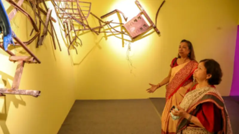 বিডি গেজেটের প্রতিবেদন: আগুনে পুড়ে যাওয়া পত্রিকা ও মূল্যবান মালামাল প্রদর্শনীতে দর্শনার্থীদের আকর্ষণ