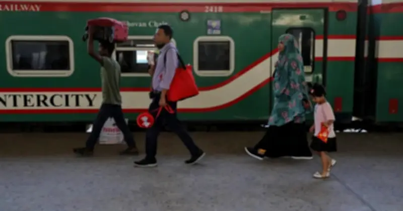 ঈদে বাড়ি ফেরার ট্রেন টিকিট বিক্রি শুরু করেছে বাংলাদেশ রেলওয়ে