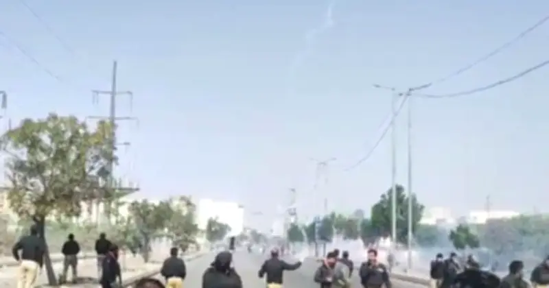 করাচিতে মার্কিন কনস্যুলেটে বিক্ষোভ: মার্কিন মেরিন সেনাদের গুলিতে নিহতের খবর নিশ্চিত করেছে রয়টার্স