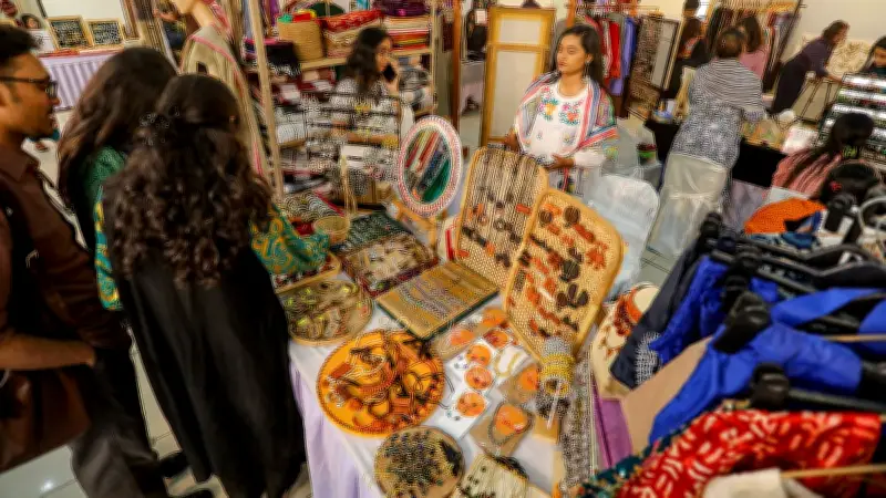 ঈদ ফিয়েস্তায় দেশীয় ফ্যাশনের মেলা: জামদানি থেকে নকশিকাঁথা, গয়না ও খাবারের সমাহার