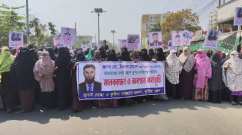 কুষ্টিয়ায় ডিসিকে বহাল রাখার দাবিতে আন্দোলনে নারীদের ব্যাপক উপস্থিতি