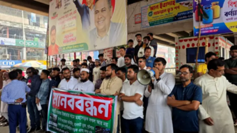 গাজীপুরের শ্রীপুরে মহাসড়কের লেন দখল করে বাজার ইজারা দেওয়ার প্রতিবাদে মানববন্ধন অনুষ্ঠিত