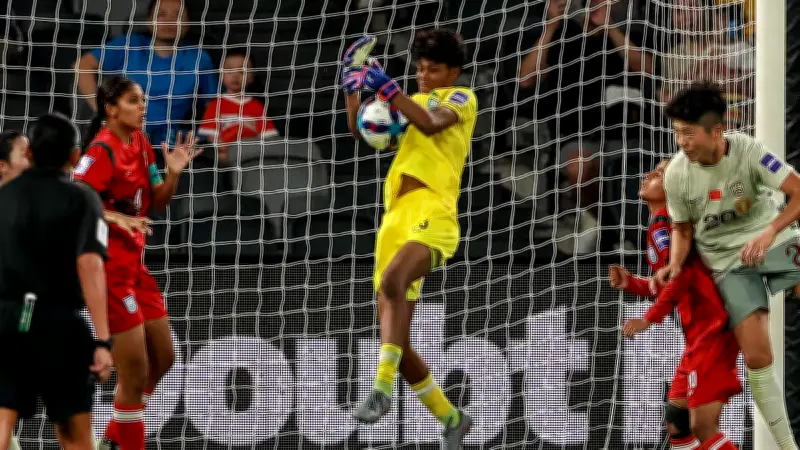 এএফসি নারী এশিয়ান কাপে মিলির দুর্দান্ত অভিষেক, চীনের বিপক্ষে সেভে নজর কেড়েছেন