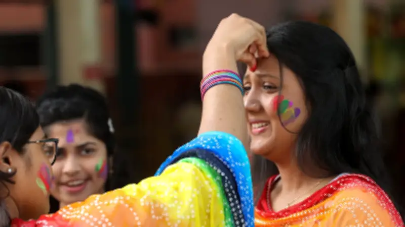 দোল উৎসবে মেতে উঠেছে দেশ: আবিরের রঙে সেজেছে শহর