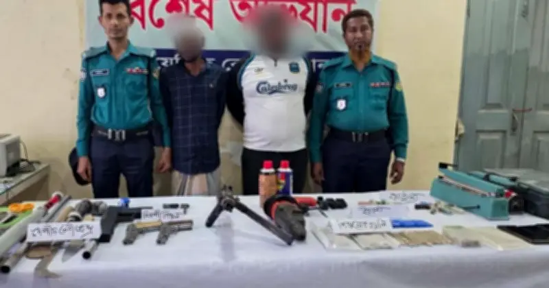 চট্টগ্রামে সিএমপির অভিযানে বিদেশি পলাতক সন্ত্রাসীর দুই সহযোগী গ্রেফতার, বিপুল অস্ত্র-মাদক উদ্ধার