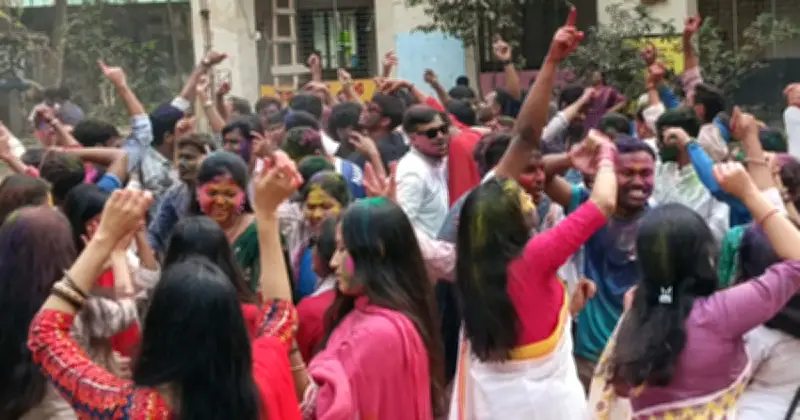 জগন্নাথ বিশ্ববিদ্যালয়ে বর্ণিল দোলপূর্ণিমা উদযাপন, শিক্ষার্থীদের অংশগ্রহণে উৎসবমুখর ক্যাম্পাস