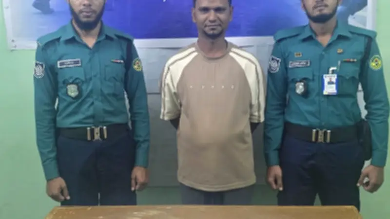 খুলনায় দোকান কর্মচারীর ২৪ লাখ টাকা আত্মসাৎ ও গ্রেপ্তার