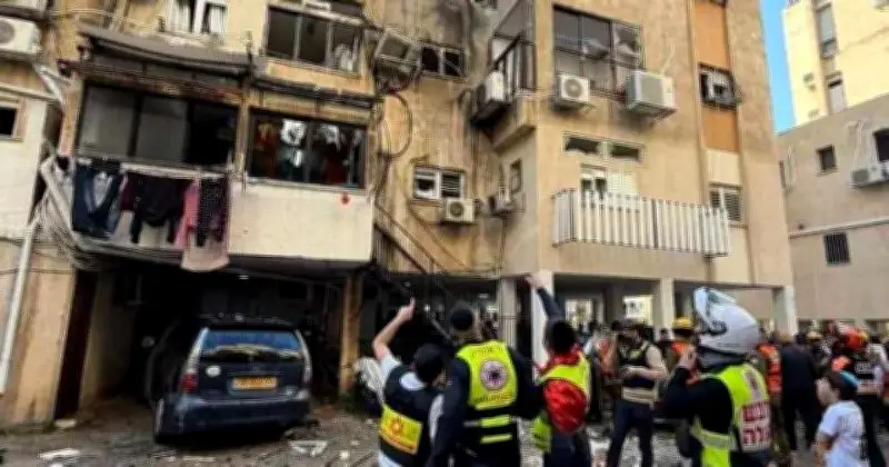 ইসরায়েলে ইরানের ক্ষেপণাস্ত্র হামলায় আহত বেড়ে ১২, এক নারী আশঙ্কাজনক অবস্থায়