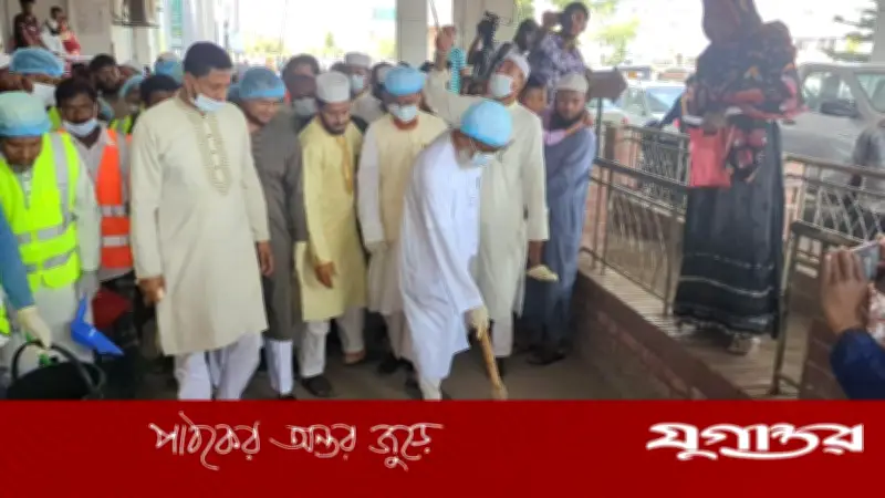 সাতক্ষীরা মেডিকেলে এমপি আবদুল খালেকের ঝাড়ু দিয়ে পরিষ্কার-পরিচ্ছন্নতা অভিযান