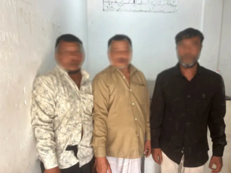 পটুয়াখালীতে ব্যাংক গ্রাহক সেজে টাকা লুটের অভিযোগে তিনজন গ্রেপ্তার