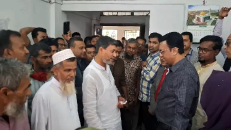 মাদারীপুর জেলা হাসপাতালে সংসদ সদস্য জাহান্দার আলীর হঠাৎ পরিদর্শন