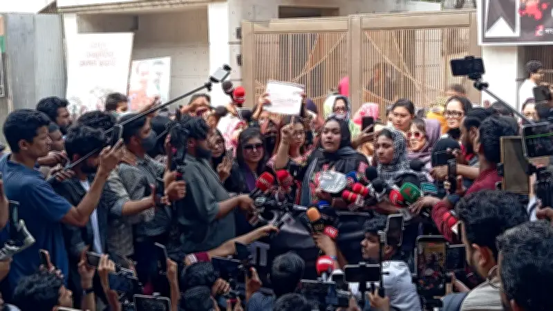 ইকরার আত্মহত্যার ঘটনায় বিচার চেয়ে মানববন্ধন, জাহের আলভীর ফেসবুক পোস্টে বিতর্ক