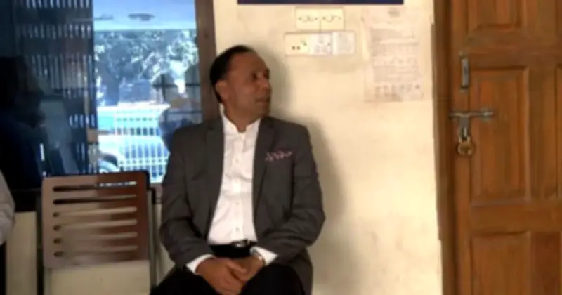 ভূমি দপ্তরে তালা, মন্ত্রীর অভিযান! কর্মকর্তাদের বিরুদ্ধে আইনি ব্যবস্থার হুমকি