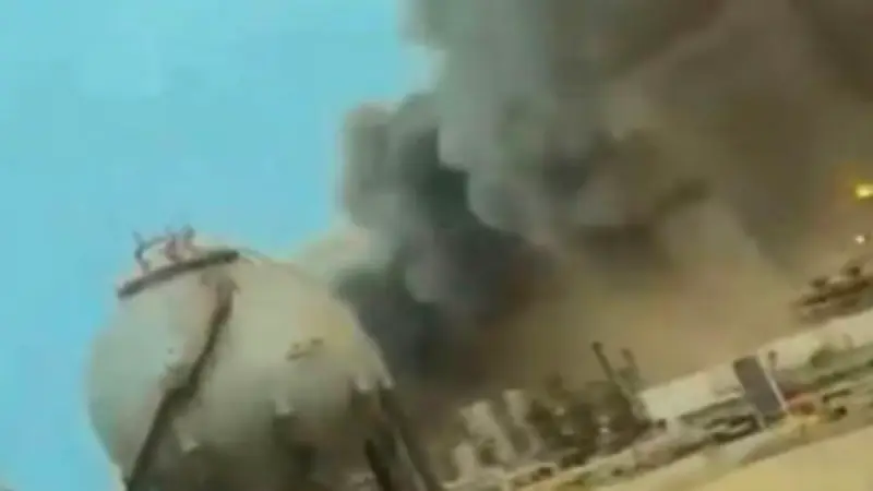 সৌদি তেল শোধনাগারে হামলা, জ্বালানি সংকটে আলোকসজ্জা ও গাড়ি পরিহারের অনুরোধ