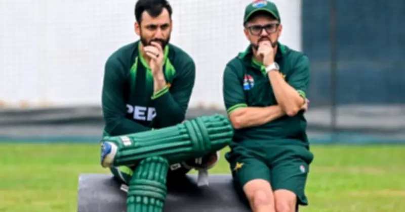 টি-টোয়েন্টি বিশ্বকাপে পাকিস্তানের কোচ মাইক হেসনের বিরুদ্ধে বিদ্রোহের অভিযোগ