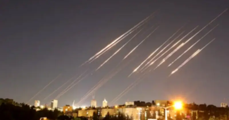 ইসরায়েলের লক্ষ্যে ইরানের ক্ষেপণাস্ত্র হামলা, 'আয়রন ডোম' সক্রিয়