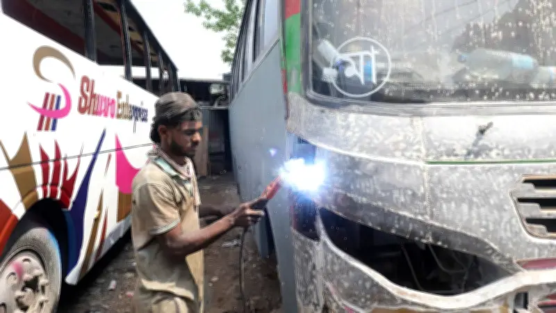 চট্টগ্রামের বাস গ্যারেজে পুরোনো বাস মেরামতের ব্যস্ততা, যাত্রী আকর্ষণে নতুন নকশা ও রং