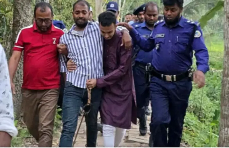 প্যারোলে মুক্তি পেয়ে বাবার জানাজায় ডান্ডাবেড়ি পরা ছাত্রলীগ নেতা, রাজনৈতিক মামলা বাণিজ্যের চিত্র