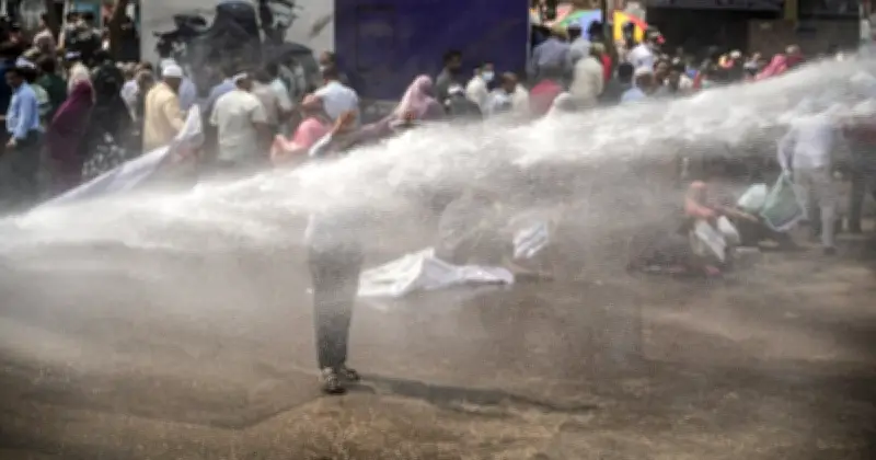 মতিঝিলে ইসলামী ব্যাংকের গ্রাহকদের বিক্ষোভ, পুলিশের লাঠিচার্জে ছত্রভঙ্গ