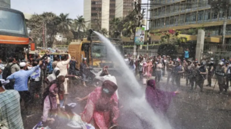 পাঁচ ব্যাংকের আমানতকারীদের বিক্ষোভে জলকামান, 'হেয়ার কাট' বাতিলের দাবি