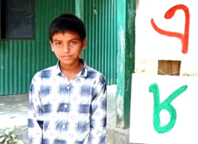 দারিদ্র্যের মাঝে স্বপ্নের আলো: চরের মেধাবী পলাশের চিকিৎসক হওয়ার লড়াই