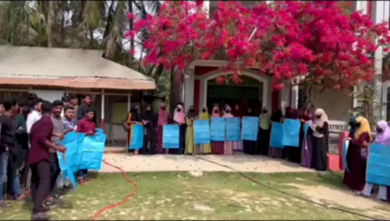 নোয়াখালীর কলেজে অধ্যক্ষের বিরুদ্ধে দুর্নীতির অভিযোগে শিক্ষার্থীদের বিক্ষোভ