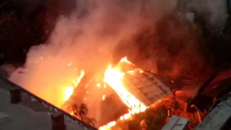 কাঁঠালিয়ায় অগ্নিকাণ্ডে দুটি বসঘর পুড়ে ৫ জনের মৃত্যু, প্রধানমন্ত্রীর ভাষা প্রশিক্ষণ কেন্দ্র খোলার নির্দেশ