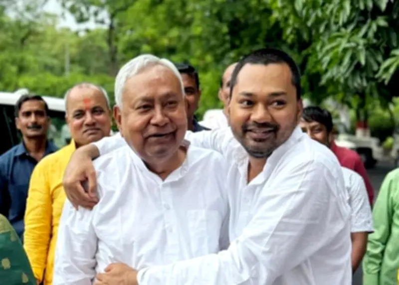 বিহারের মুখ্যমন্ত্রী নীতীশ কুমার রাজ্যসভার মনোনয়নপত্র জমা দিলেন, দলীয় বিক্ষোভ উপেক্ষা