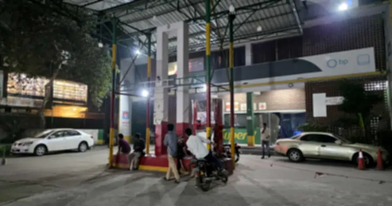 মধ্যপ্রাচ্য যুদ্ধের প্রভাবে ঢাকার পেট্রোল পাম্পে তেল কেনার ভিড়, সরকার জ্বালানি সাশ্রয়ের নির্দেশ