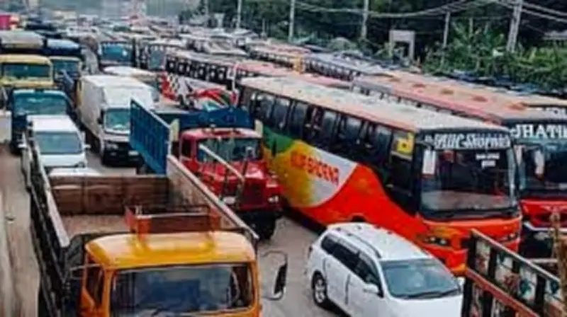 ঈদযাত্রায় ২০৭টি স্থানে যানজটের আশঙ্কা, চাঁদাবাজি নিয়ে মন্ত্রীর বক্তব্য