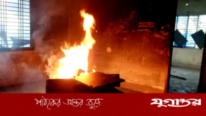 মাগুরায় আওয়ামী লীগ কার্যালয়ে আগুন ও তিন নেতাকর্মী আটক: নিষিদ্ধ কার্যক্রমের প্রতিবাদ