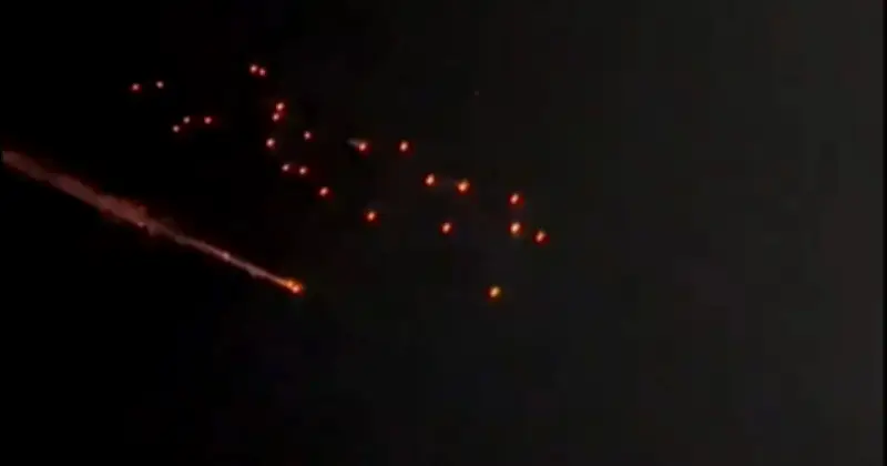 ইসরায়েলে ইরানের ক্ষেপণাস্ত্র হামলায় ক্লাস্টার বোমার ভয়াবহতা: ভিডিওতে ধরা পড়েছে ছোট বিস্ফোরক