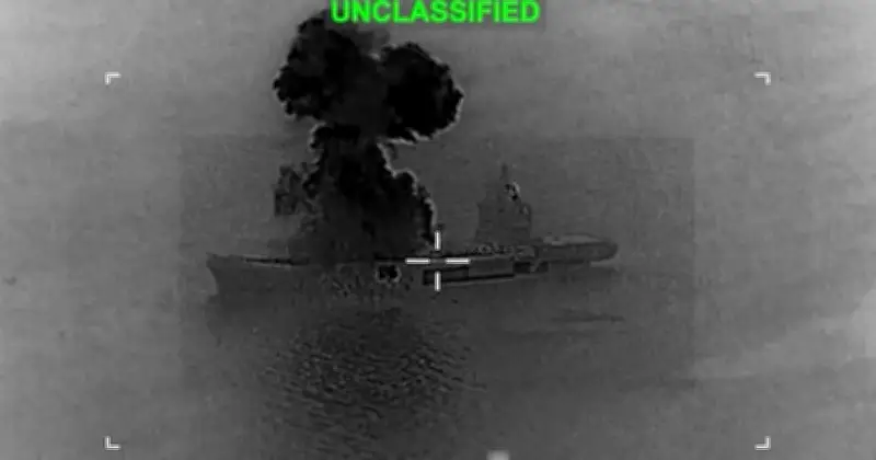 ইরানের ড্রোনবাহী যুদ্ধজাহাজে মার্কিন হামলা: অগ্নিকাণ্ডে ব্যাপক ক্ষয়ক্ষতি