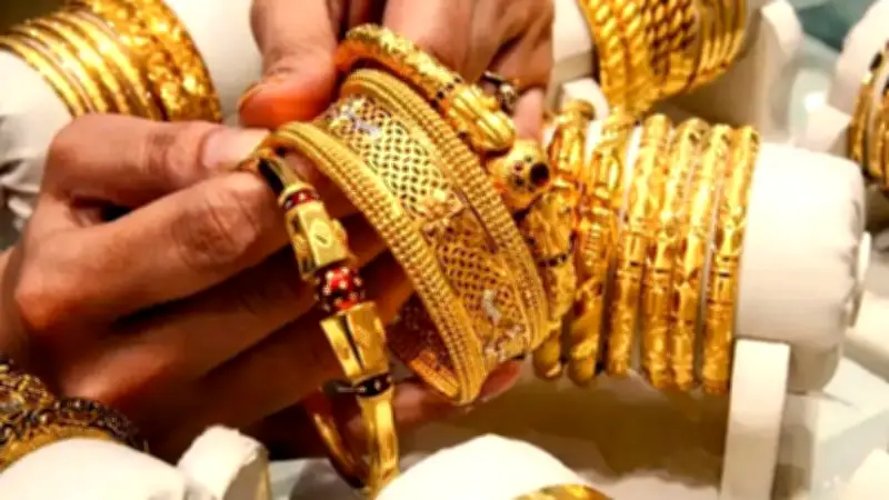 বিশ্ব রাজনীতির উত্তাপে স্বর্ণের দামে বড় পতন, নিরাপত্তা ঝুঁকিতে কুয়েতের মার্কিন দূতাবাস খালি