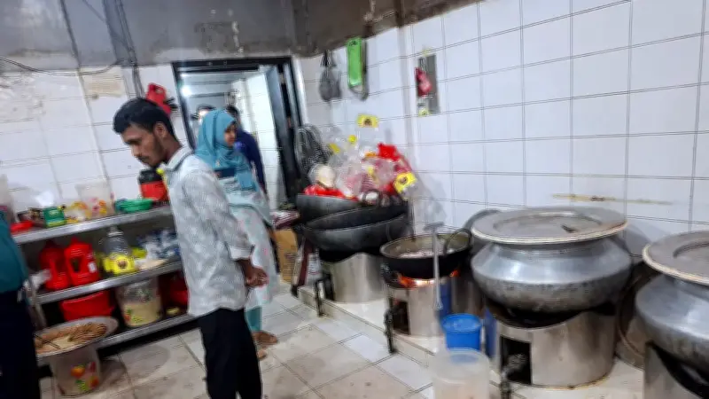 চট্টগ্রামের বেকারি ও রেস্তোরাঁয় তেলাপোকার দাপট, অস্বাস্থ্যকর পরিবেশে খাদ্য তৈরি