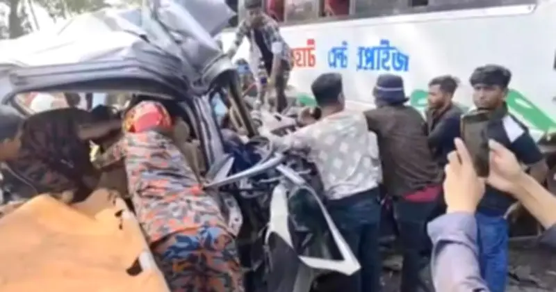 বরিশালে বাস-মাইক্রোবাস সংঘর্ষে নিহত ২, আহত ৩, ড্রাইভার পলাতক