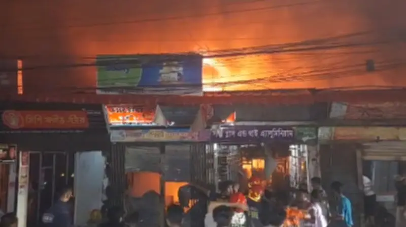 গাজীপুরের টঙ্গী বাজারে মার্কেটে অগ্নিকাণ্ড, পুড়েছে ১৫টি দোকান