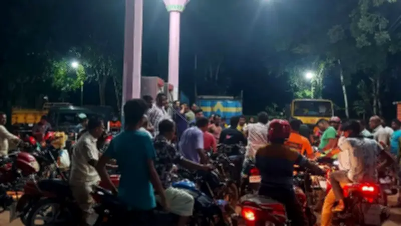 জ্বালানি সংকটে পেট্রোল পাম্পে লম্বা লাইন, ট্রাম্পের মন্তব্য ও ঢাকার নতুন মেট্রো নিয়ম