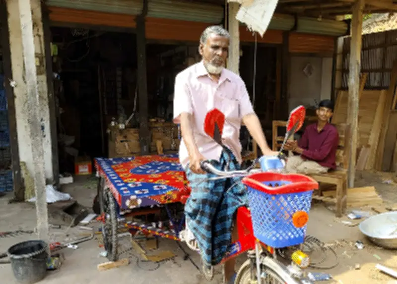 যুক্তরাষ্ট্র প্রবাসীর সহায়তায় কুষ্টিয়ার বৃদ্ধ দম্পতিকে নতুন ভ্যান উপহার