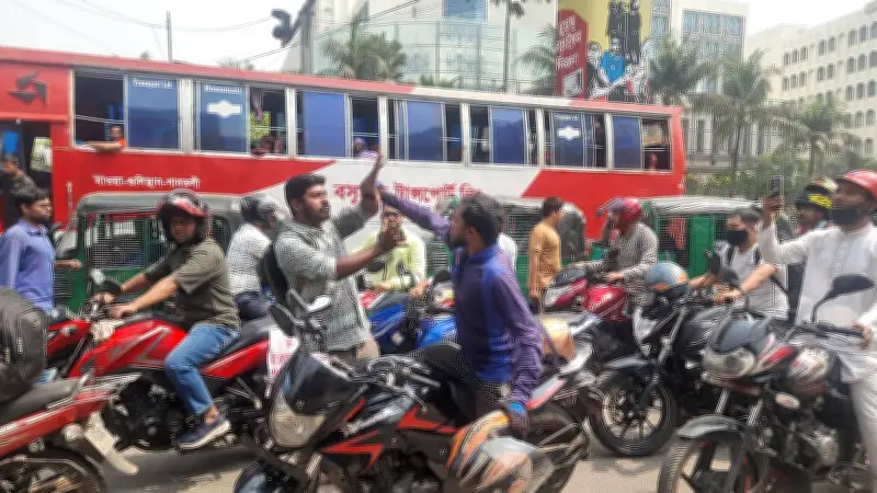 পরীবাগে জ্বালানি তেলের লাইনে হাতাহাতি, রাজধানীর ফিলিং স্টেশনে ভোগান্তি