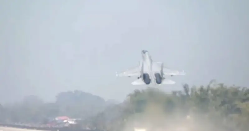 ভারতীয় যুদ্ধবিমান প্রশিক্ষণ উড্ডয়নে বিধ্বস্ত, দুই পাইলট নিহত