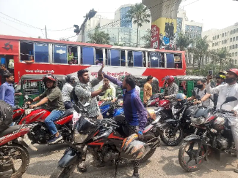 পরীবাগে জ্বালানি তেলের লাইনে মোটরসাইকেল চালকদের সংঘর্ষ, রাজধানীতে ভিড়